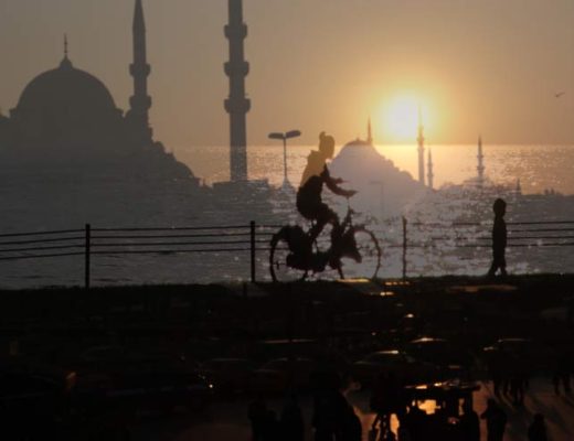 Hayatının Baharında "Zor Zamanlardan" Geçmek